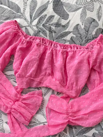 Blusa rosa con hombros descubiertos ymangas largas - miniatura 1