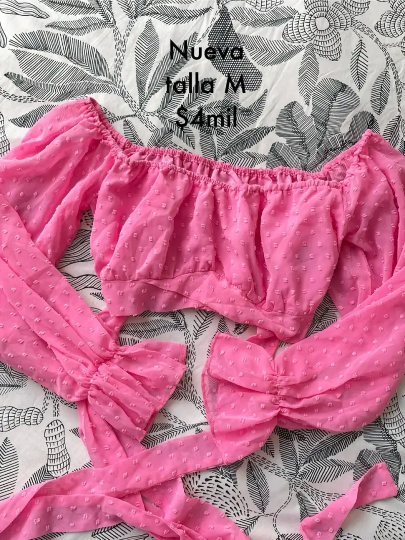 Blusa rosa con hombros descubiertos ymangas largas - 2