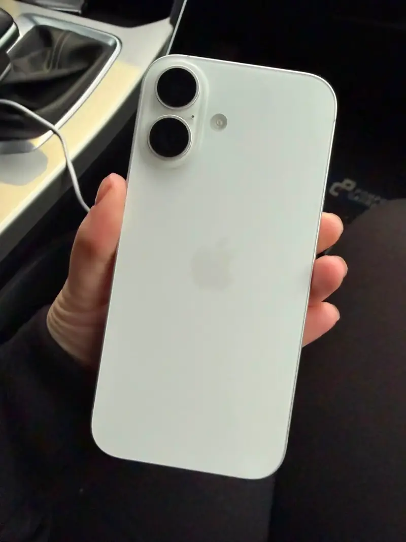 iPhone blanco con doble cámara en buen estado - 3