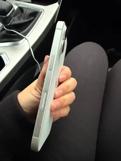 iPhone blanco con doble cámara en buen estado - miniatura 5