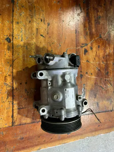 Compresor de aire acondicionado para auto usado - miniatura 3