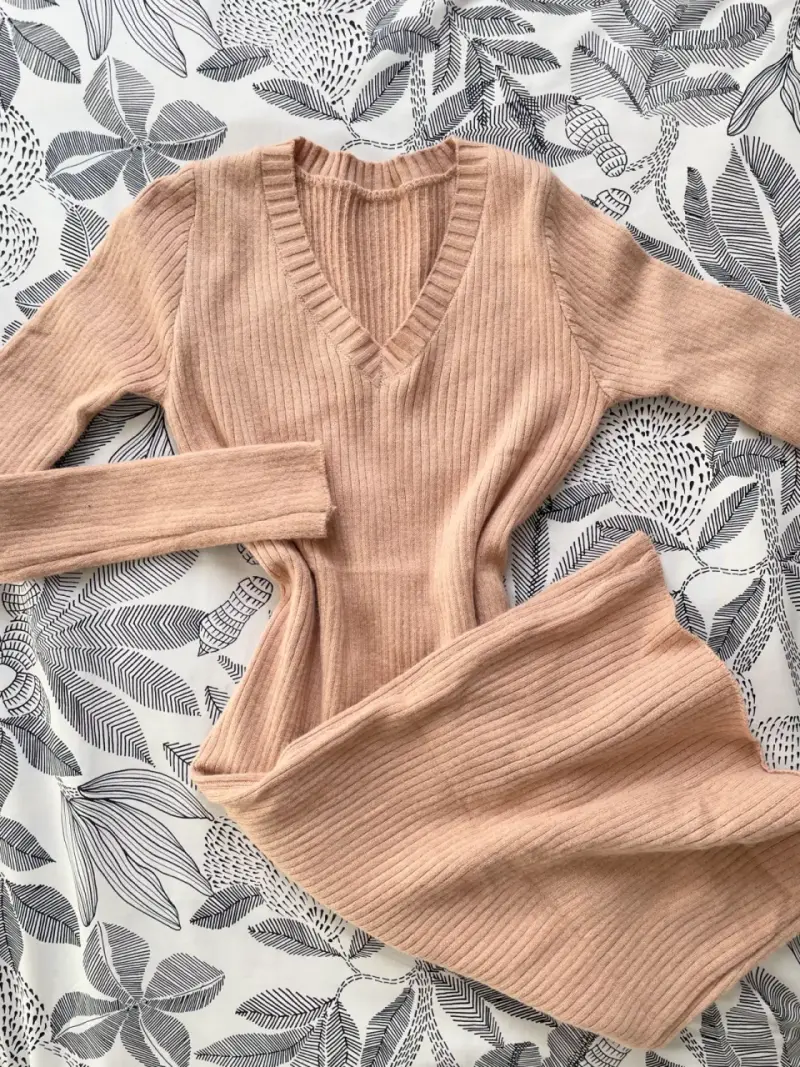 Vestido de punto con cuello en V