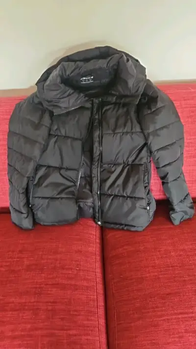 Chaqueta acolchada negra para invierno - miniatura 1