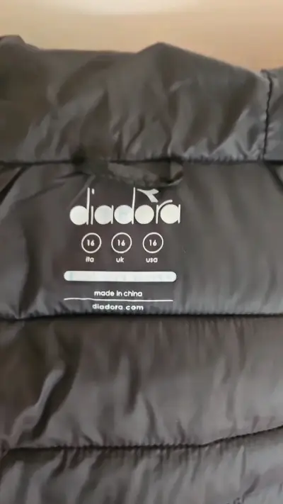 Chaqueta acolchada negra para invierno - miniatura 2