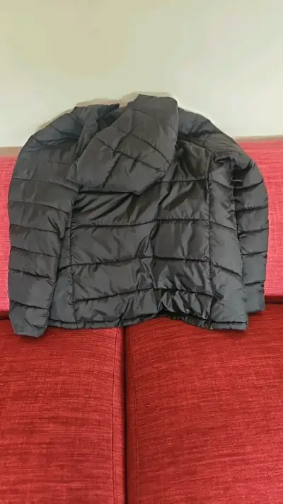 Chaqueta acolchada negra para invierno - miniatura 4