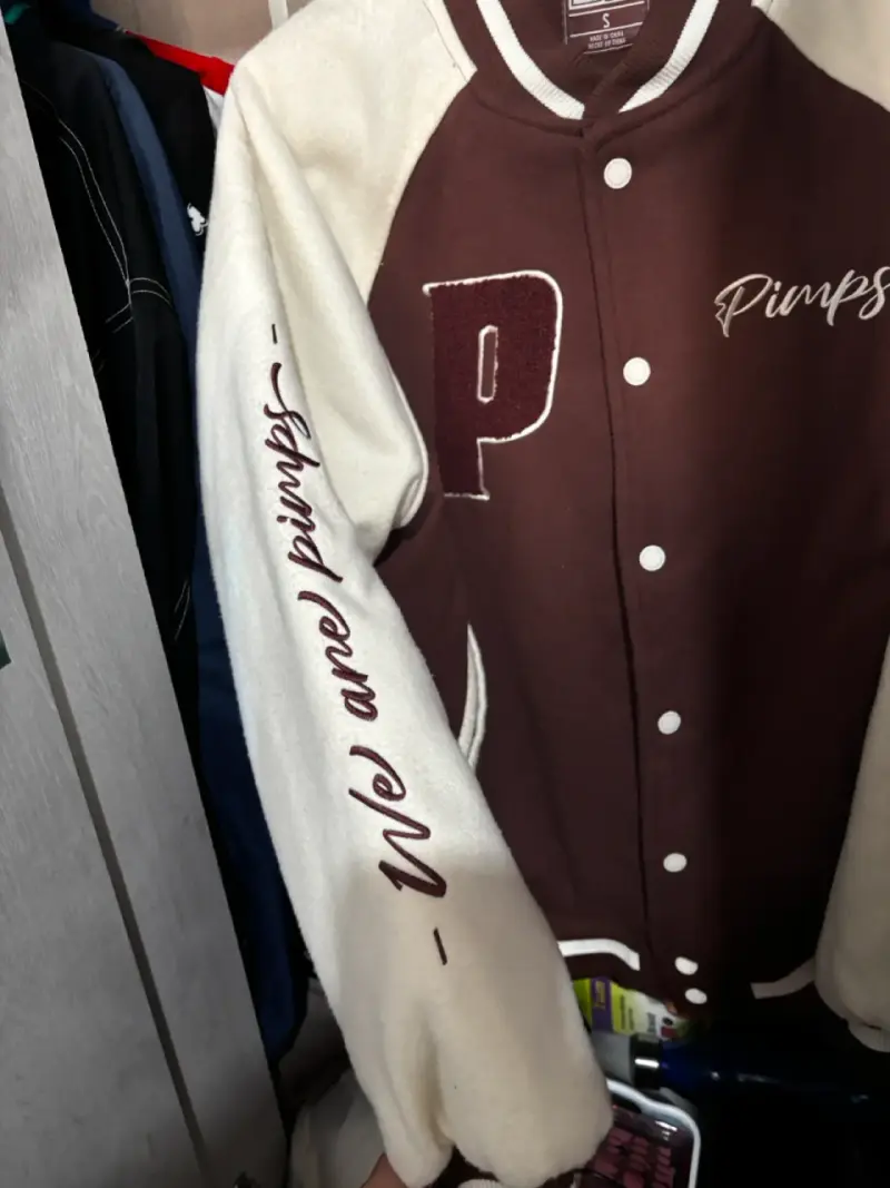 Chaqueta varsity marrón y blanca Pimps - 3
