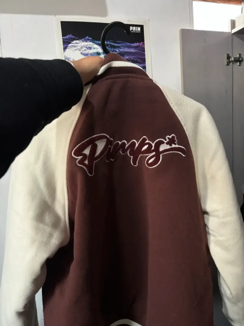 Chaqueta varsity marrón y blanca Pimps - 4