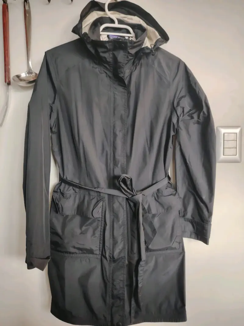 Abrigo impermeable negro con capucha - 1