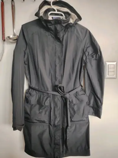 Abrigo impermeable negro con capucha - miniatura 1