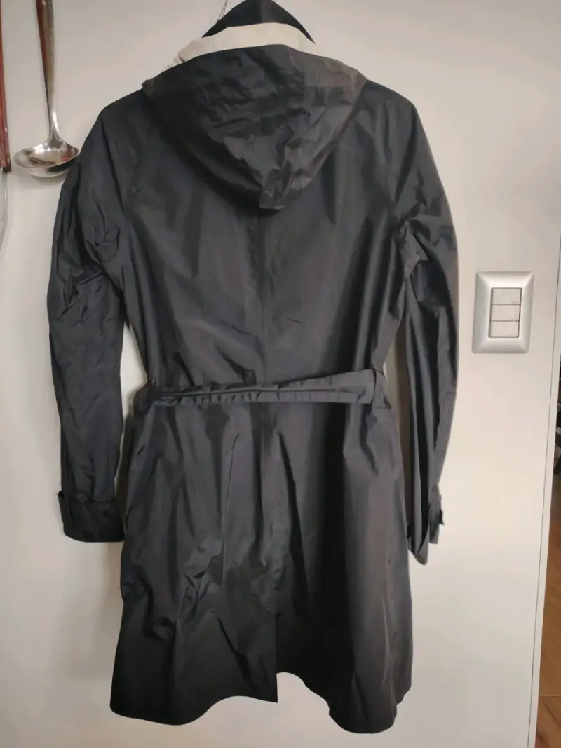 Abrigo impermeable negro con capucha - 2