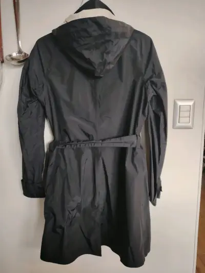 Abrigo impermeable negro con capucha - miniatura 2