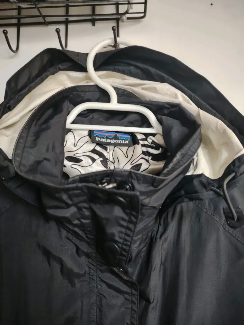 Abrigo impermeable negro con capucha - 3