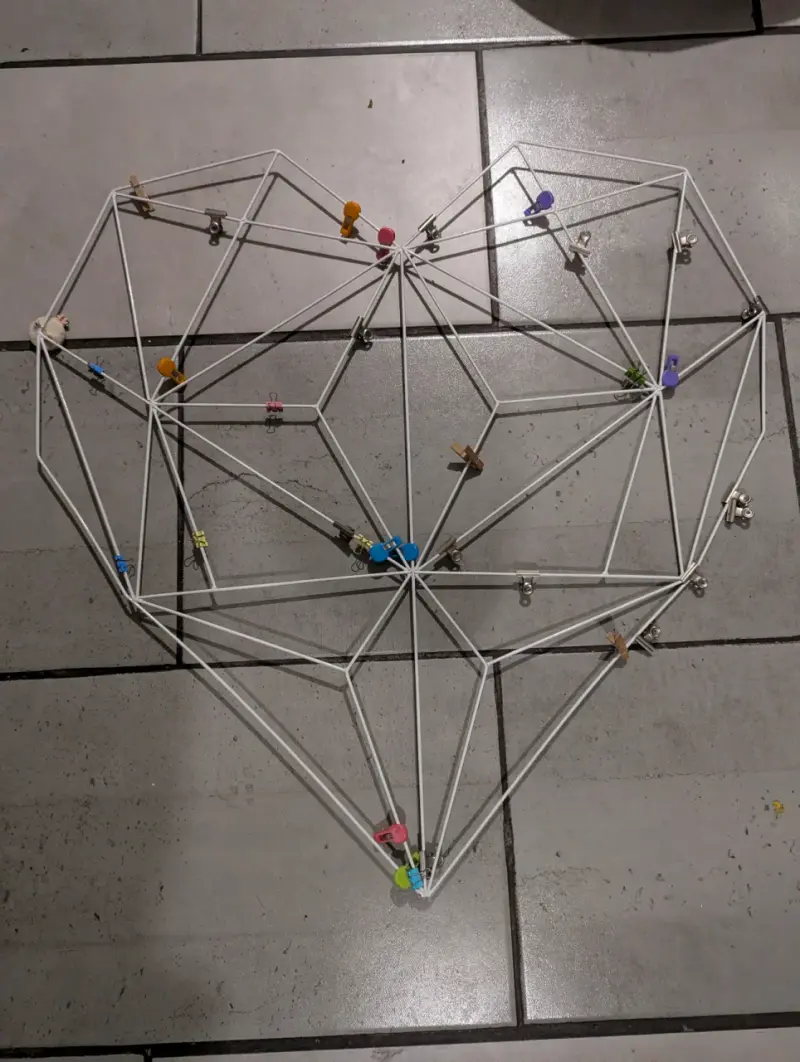 Decoración de pared en forma de corazón con pinzas