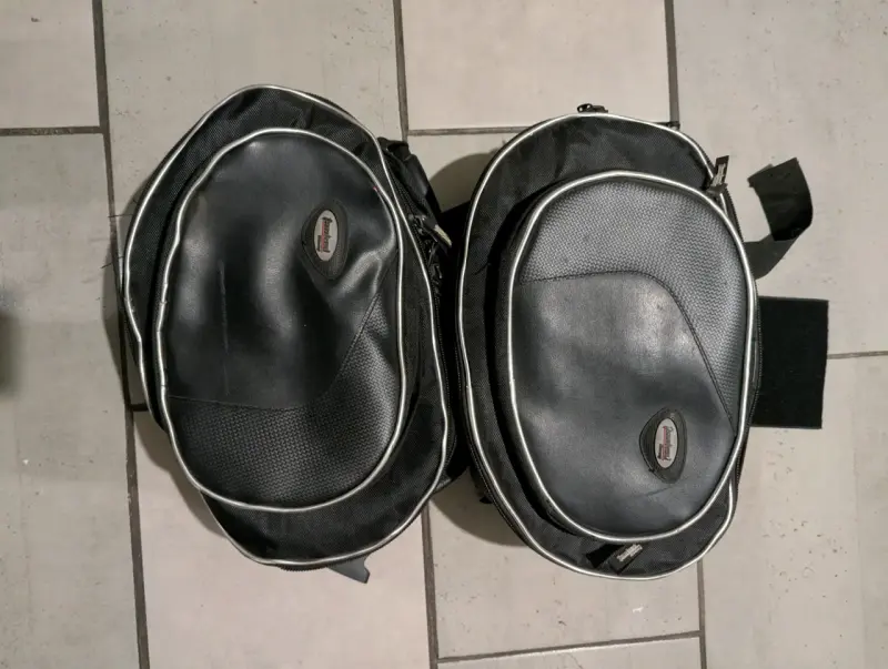 Alforjas de moto negras con múltiples compartimentos - 3