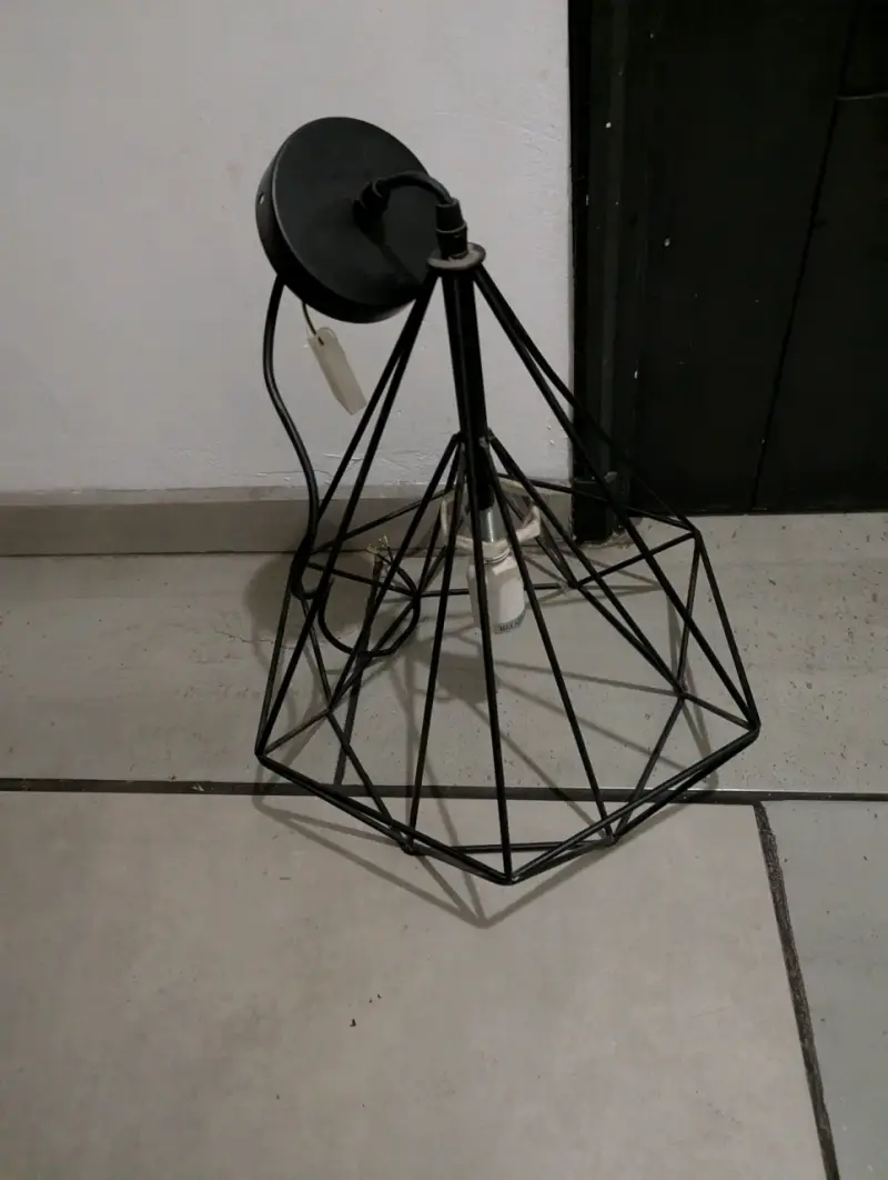 Lámpara colgante de metal negro estilo industrial