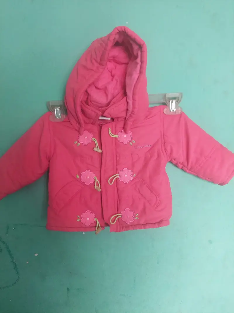 Chaqueta infantil rosa con capucha y flores