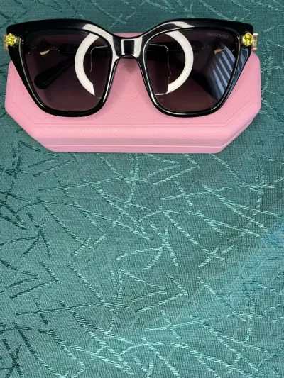 Gafas de sol Swarovski negras con estuche rosa - miniatura 1