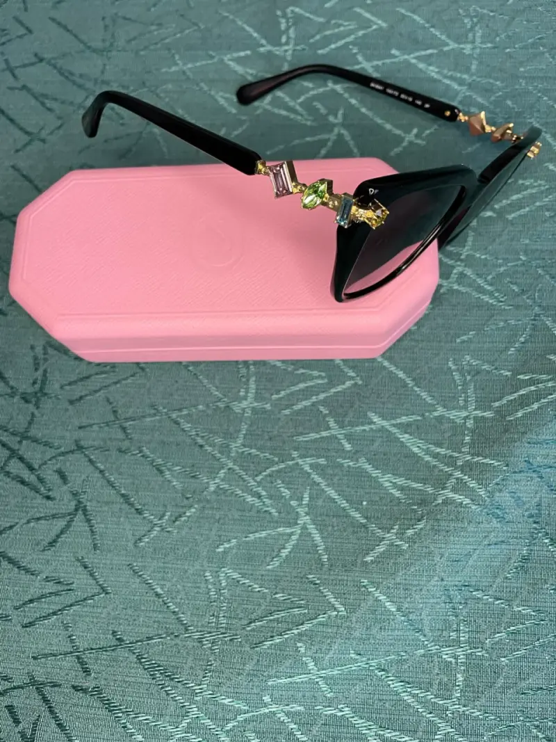 Gafas de sol Swarovski negras con estuche rosa - 2