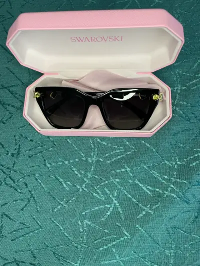 Gafas de sol Swarovski negras con estuche rosa - miniatura 3