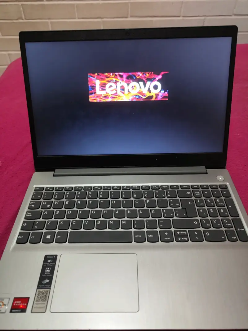 Laptop Lenovo Ideapad 3 con AMD ATHLON SILVER 3050 - 1