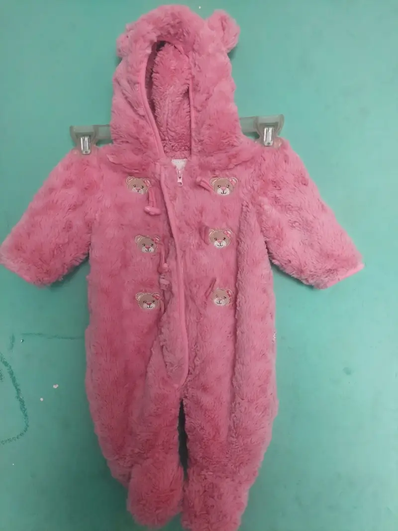 Enterito de bebé rosado con capucha de osito