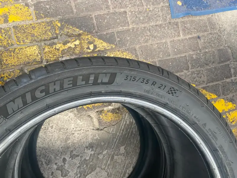 Neumático Michelin 315/35 R21 para auto - 1