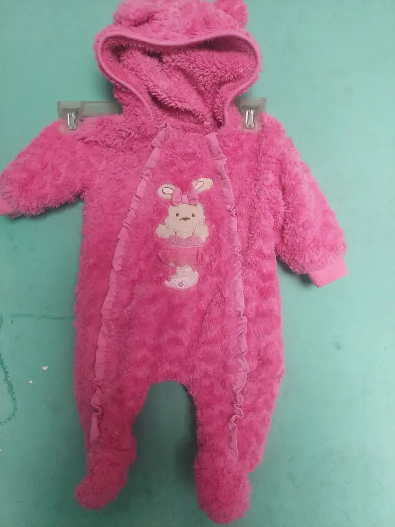 Enterito de bebé rosado con capucha