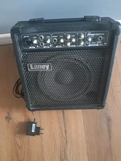 Amplificador Laney Audiohub Freestyle con adaptador - miniatura 1