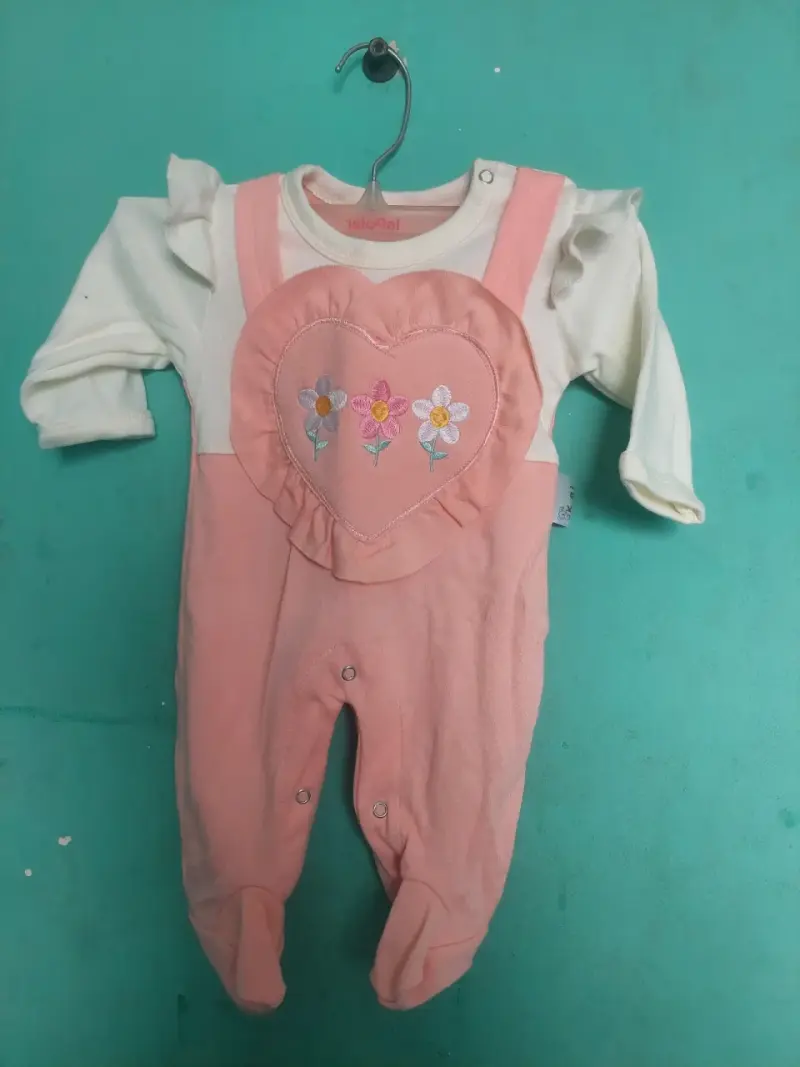 Enterito de bebé rosado con flores bordadas