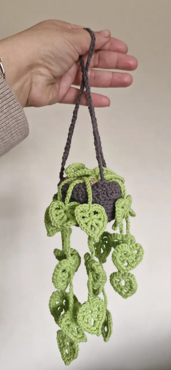 Macetero colgante de crochet hecho a mano