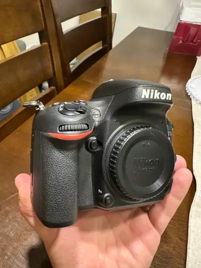Cámara DSLR Nikon D610 en buen estado - miniatura 1