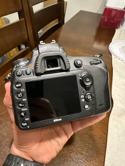 Cámara DSLR Nikon D610 en buen estado - miniatura 2