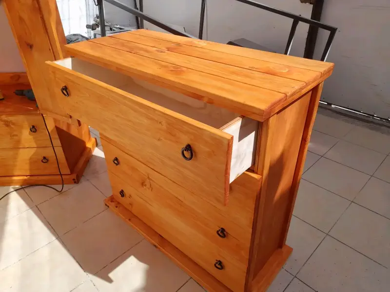 Cómoda rústica de madera con cajones amplios - 1