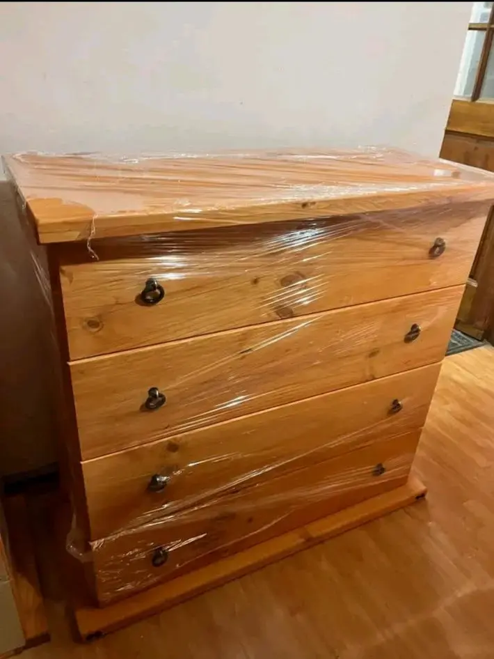 Cómoda rústica de madera con cajones amplios - 2