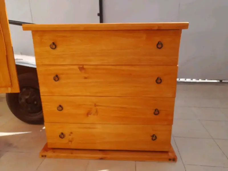 Cómoda rústica de madera con cajones amplios - 3