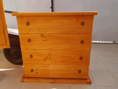 Cómoda rústica de madera con cajones amplios - miniatura 3