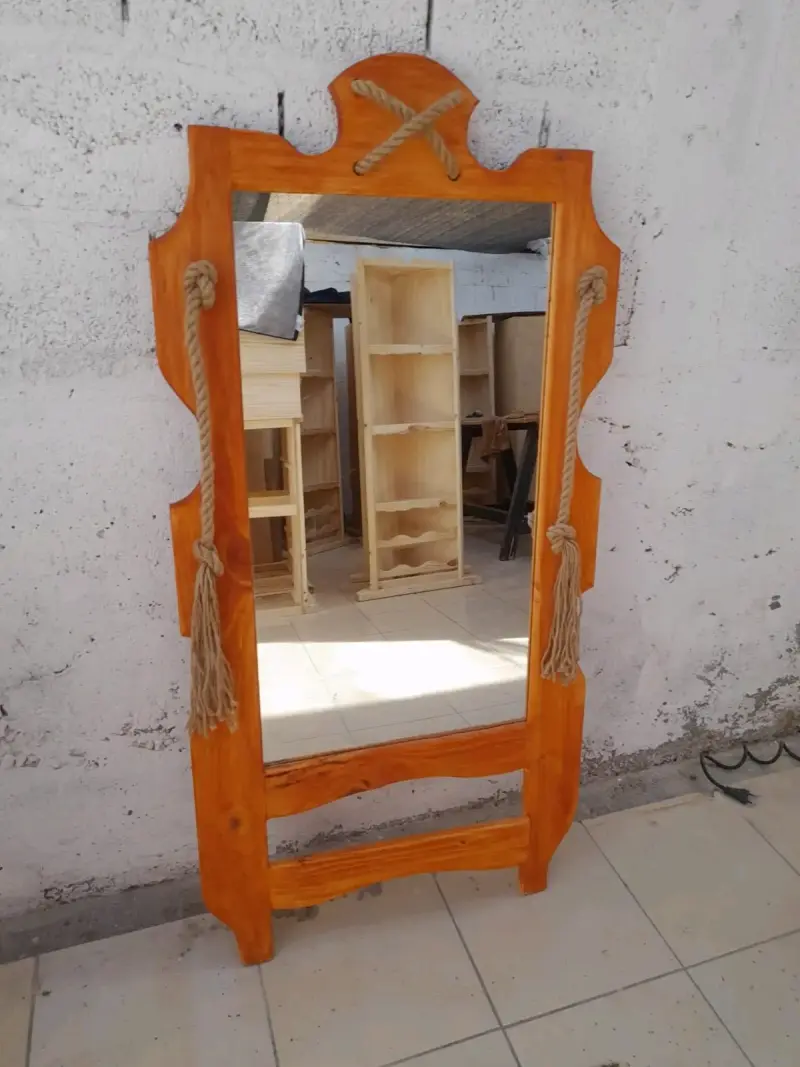 Espejo de madera con diseño rústico y cuerda deco