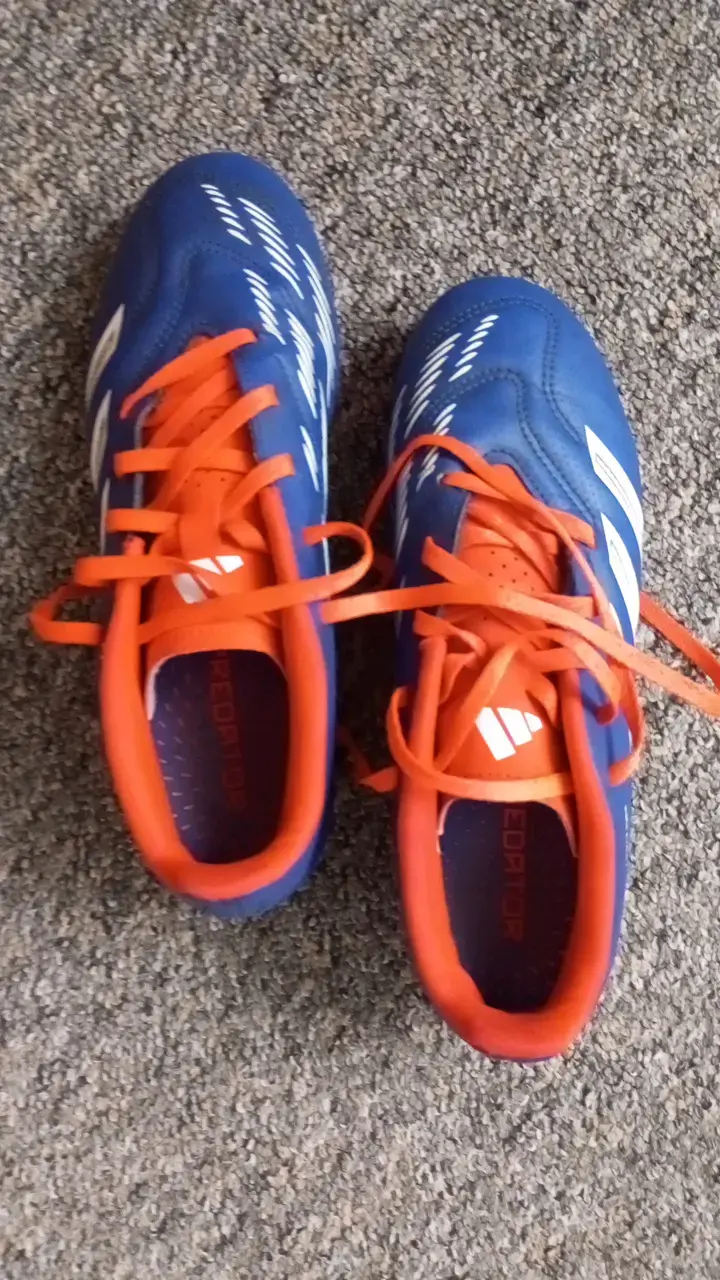 Zapatillas de fútbol Adidas Predator azul y naranja