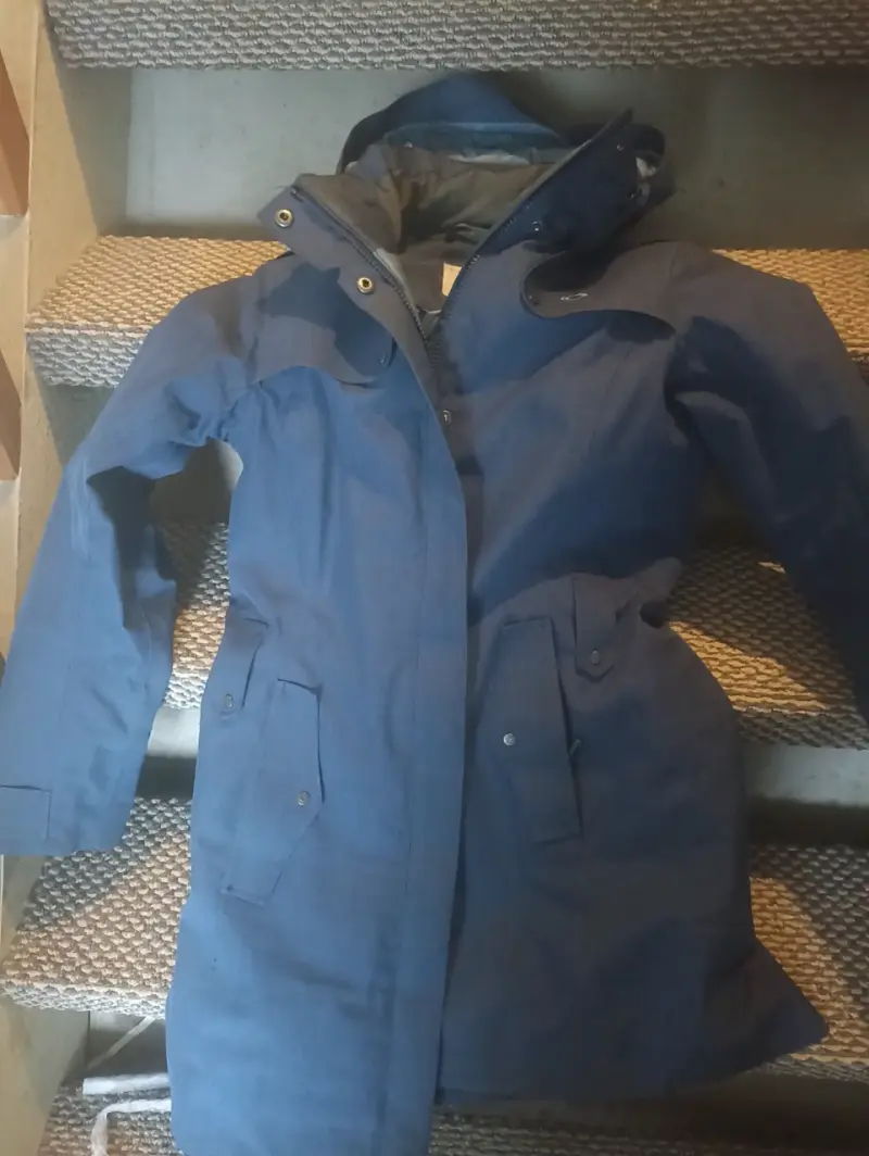 Abrigo impermeable azul con capucha - 1