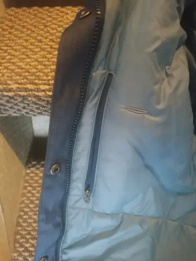 Abrigo impermeable azul con capucha - miniatura 2