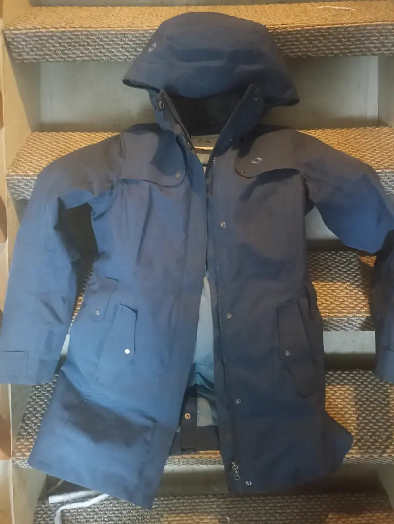 Abrigo impermeable azul con capucha - 4