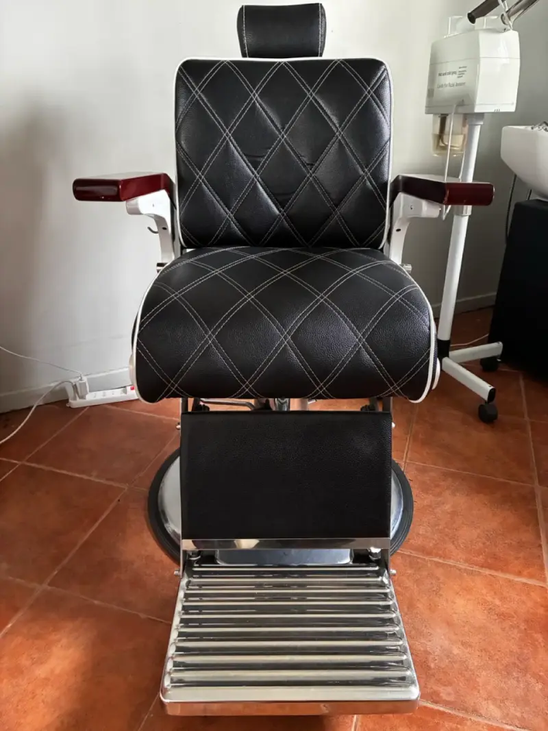 Silla de barbero reclinable negra con reposapiés