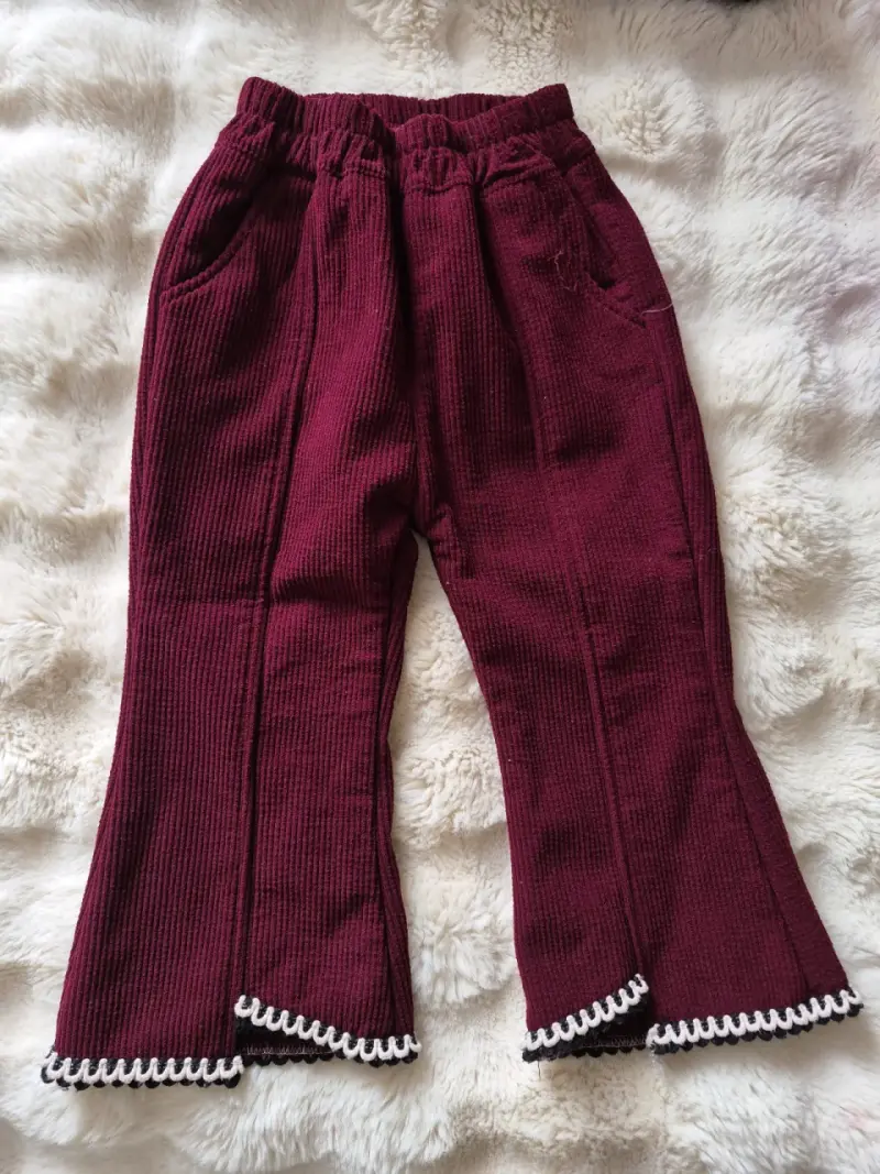 Pantalones de pana burdeos con detalles decorativos - 1