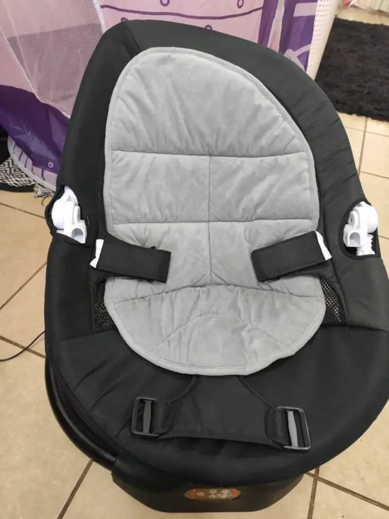 Silla mecedora para bebé con arnés de seguridad - 1