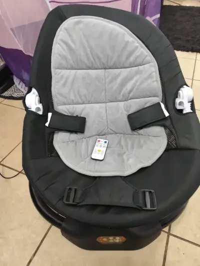 Silla mecedora para bebé con arnés de seguridad - miniatura 2