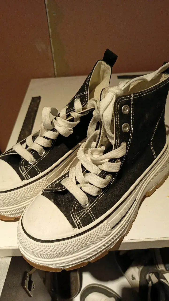 Zapatillas negras de lona estilo urbano