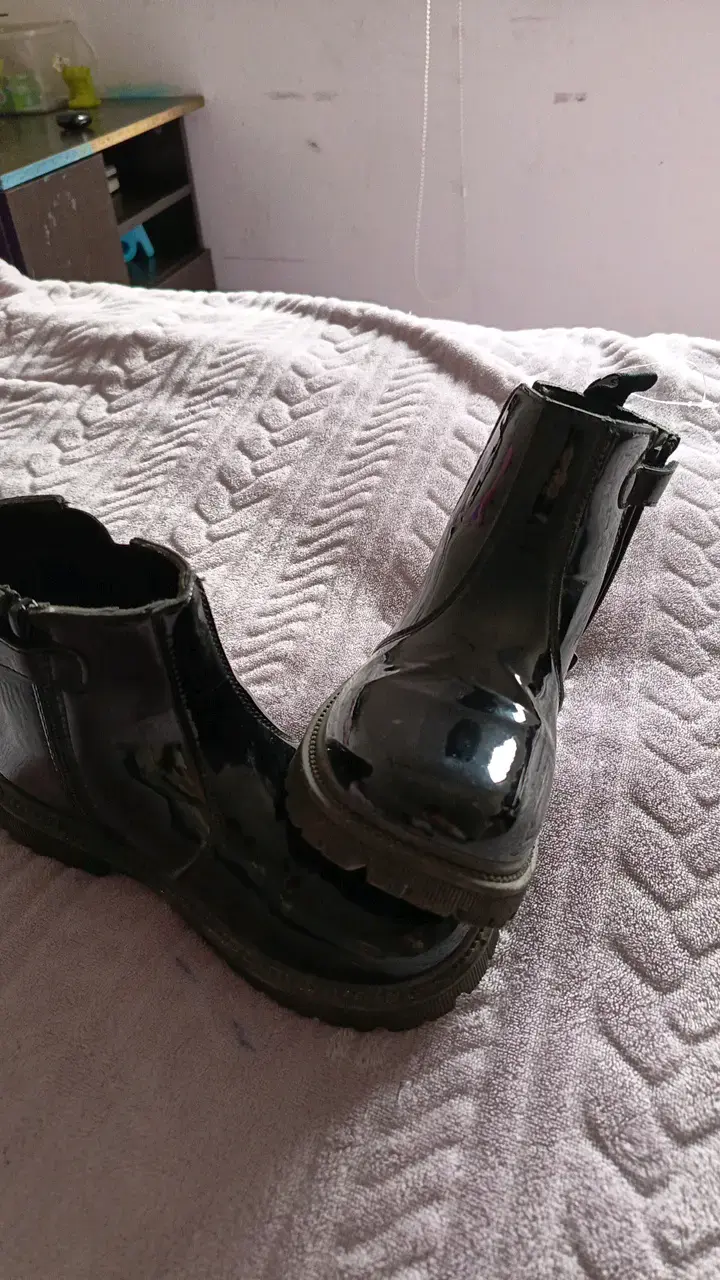 Botines de charol negro para niña