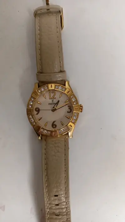 Reloj Festina dorado con cristales - miniatura 1