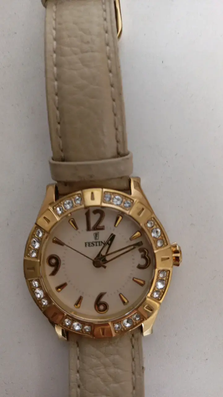 Reloj Festina dorado con cristales - 2