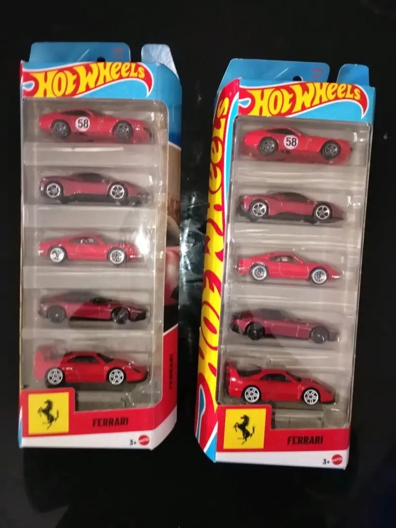 Set de autos Hot Wheels Ferrari en caja - 1